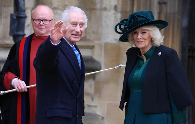 El rey Carlos de Inglaterra y la reina Camilla en la misa de Pascua, este domingo. Foto: EFE