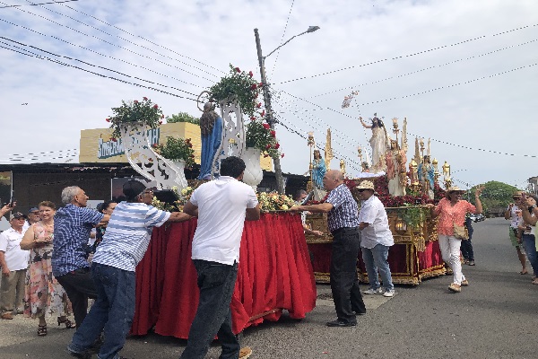 La carrera de los santos, se da en un ambiente festivo, acompañado de cantos religiosos al son del acordeón y el tambor. Foto. Thays Domínguez