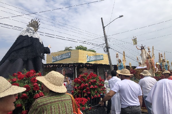 La carrera de los santos, una actividad religiosa que se realiza justo después de la misa de Pascua, y en la que los santos, en sus andas, simbolizan el encuentro con el resucitado. Foto. Thays Domínguez