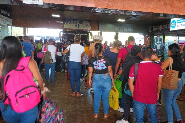 Isabel González, una de las viajeras hacia la capital, dijo que las filas son largas, pero fluidas, lo que facilitaba las salidas de centenares de viajeros. Foto. Melquiades Vásquez
