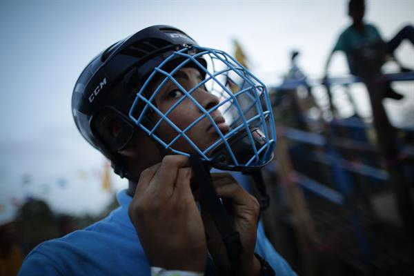 Jóvenes participan de una corrida de toros este sábado, durante el Festival Folclórico Nacional de La Mitra.