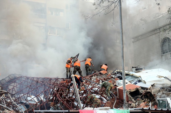 Trabajadores de rescate en el lugar de un ataque aéreo en Damasco, Siria, el 1 de abril de 2024. Foto: EFE