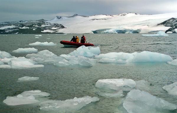 Una lancha ligera recorre, entre trozos del deshielo, las aguas que rodean la Antártida. EFE