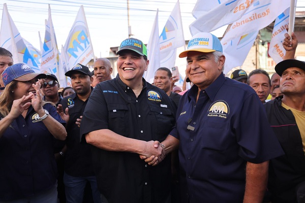 Gálvez junto a José Raúl Mulino durante una caminata por Santa Ana. Foto: Cortesía RM