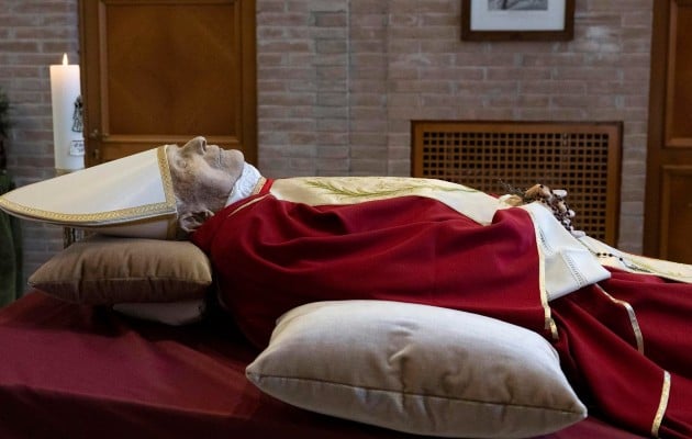 El papa Francisco ha simplificado el ritual del funeral de los papas. Foto: EFE