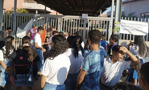  Las puertas permanecieron trancadas por lo que los estudiantes se regresaron a sus casas. Foto: Thays Domínguez. 