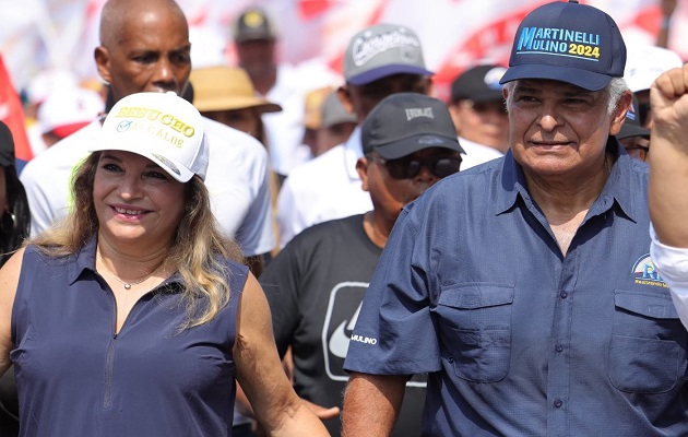 Maricel de Mulino junto a su esposo José Raúl Mulino durante los recorridos por comunidades. Foto: Cortesía