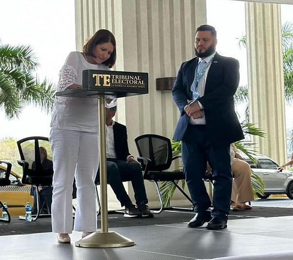 Momento en que Marta Linares firma el pacto por el respeto a los derechos de los adultos mayores. Foto: Cortesía RM