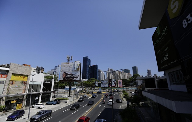 Fitch rebajó la calificación de BBB- a BB+, una acción que el gobierno esperaba después de las elecciones. Foto:  EFE/ Carlos Lemos