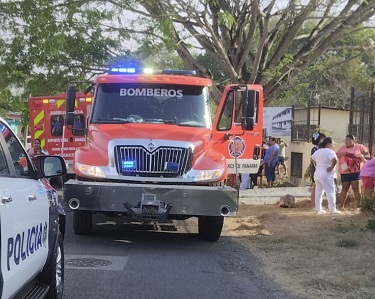 Bomberos de Los Santos fueron alertados por unidades policiales,pero al llegar al lugar, se encontraron con un incendio.Foto: Thays Domínguez  