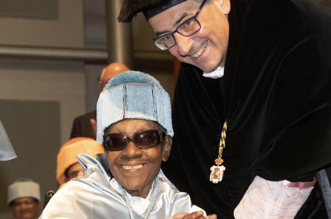 Maryse Condé durante la investidura como Doctora Honoris Causa de la Universidad Española de Murcia. Foto: EFE
