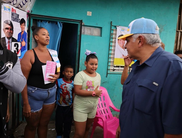 El candidato presidencial conversó con los moradores de San Cristóbal, en Juan Díaz, Foto: Cortesía RM