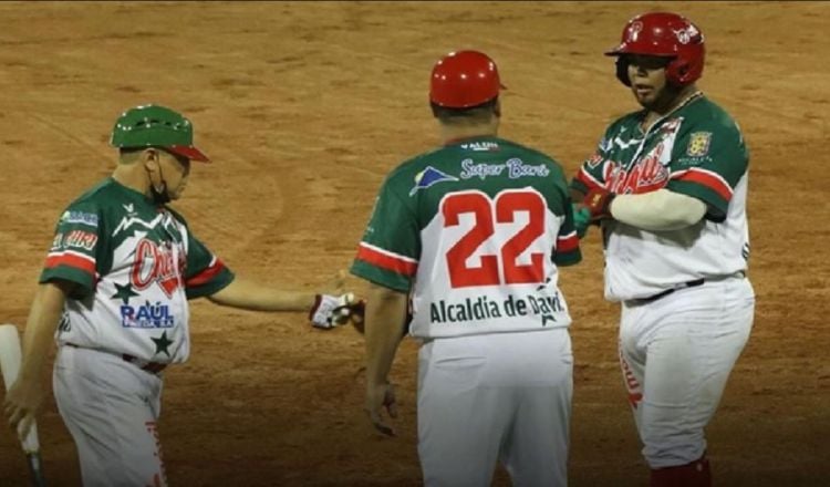 Erasmo Caballero (der.) pegó un cuadrangular por Chiriquí. Foto: Fedebeis