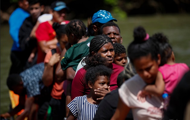 Migrantes caminan hacia la Estación de Recepción Migratoria (ERM) de Lajas Blancas. Foto: EFE/ Bienvenido Velasco