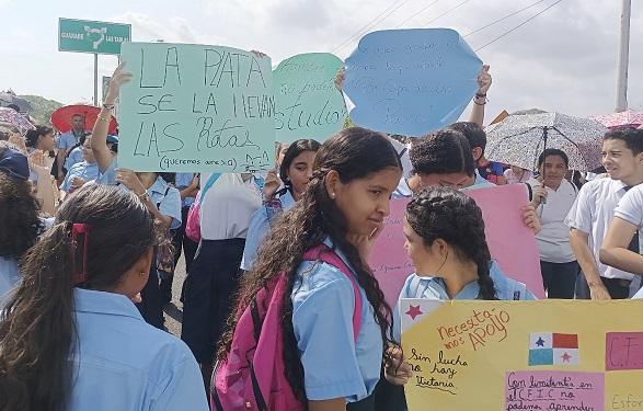 En la entrada de Guararé cerraron de forma intermitente los paños de la vía, como medida de presión.Foto: Thays Domínguez