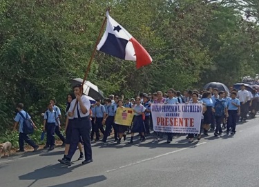 Caminaron desde el colegio hasta el puente que está cerca de la rotonda a la entrada de Guararé. Foto: Thays Domínguez