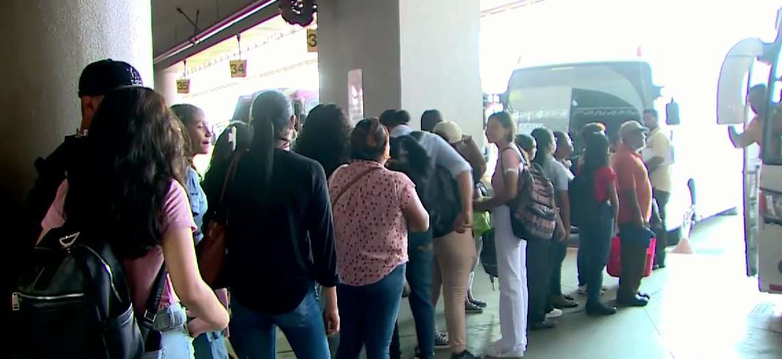 Largas filas en la terminal por el paro de advertencia de una hora. Foto/Tomada de redes sociales