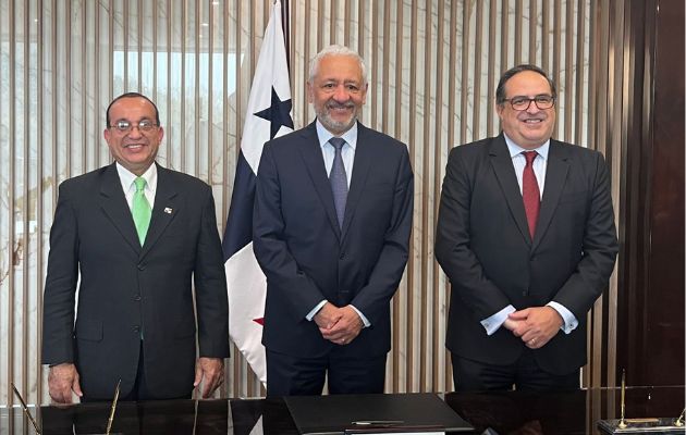 Universidad de Panamá y Autoridad del Canal de Panamá firman convenio para preservar la memoria del Canal. Foto: Cortesía