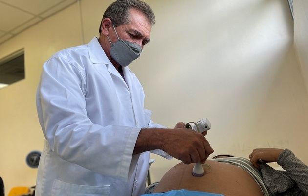 El doctor Eloy Núñez dijo que se mantendrá una vinculación más directa con la comunidad educativa. Foto: Cortesía/CSS