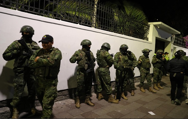 Miembros de un cuerpo de élite de la Policía entraron a la fuerza a la embajada. Foto: EFE