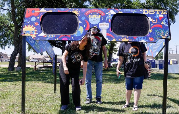 El eclipse solar total del lunes va a convertir el día de partes de México, Estados Unidos y Canadá en noche. Foto: EFE