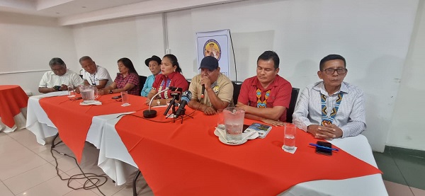 Dirigente de la coordinadora indígena anuncian con beneplácito la información sobre sus tierras. Foto: Víctor Arosemena