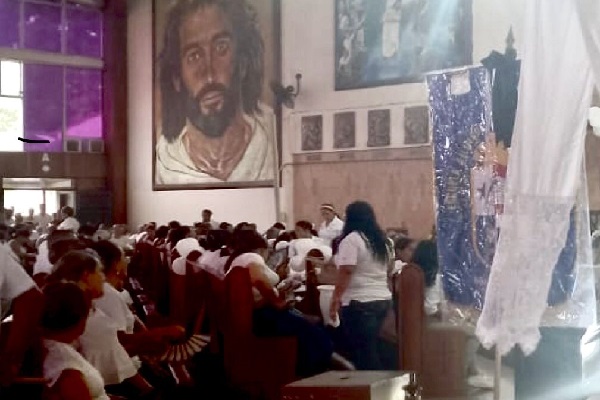 El sacerdote Santiago Beltrán, de la parroquia de Monagrillo, indicó que es necesario unirse en oración para que el Señor conceda consuelo a sus familiares, principalmente a sus padres. Foto. Thays Domínguez