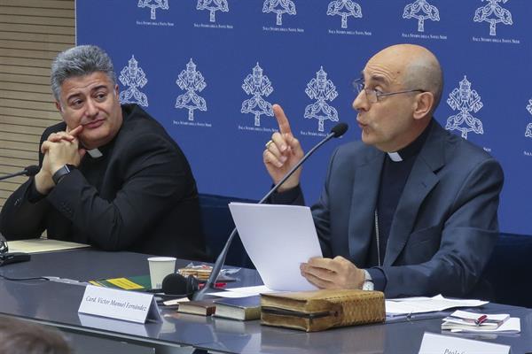 El nuevo prefecto, el cardenal argentino Víctor Manuel Fernández (derecha), junto al subsecretario adjunto de Doctrina de la Fe, el sacerdote Armando Matteo (izquierda).