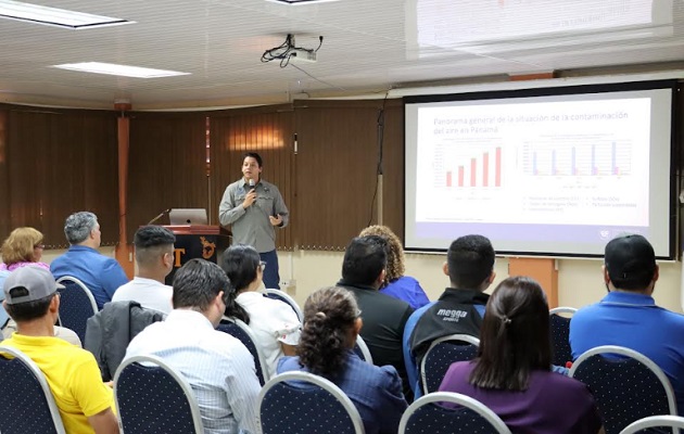 El Dr. Edwin Collado, docente e investigador de la UTP, presenta el proyecto SIMA. Foto: Cortesía