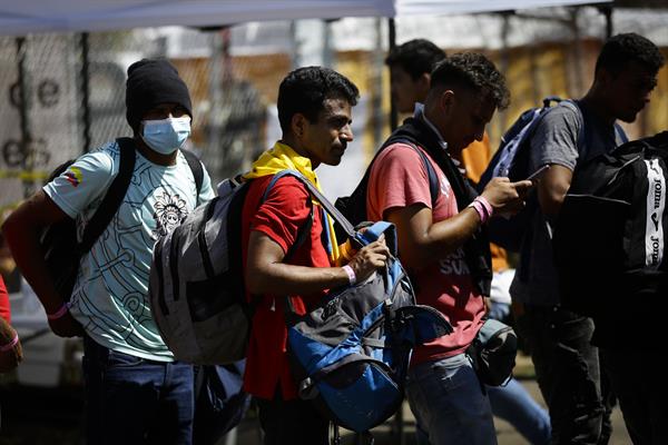 Una de las medidas en la frontera con Colombia es la toma de datos biométricos de los viajeros en las estaciones migratorias.