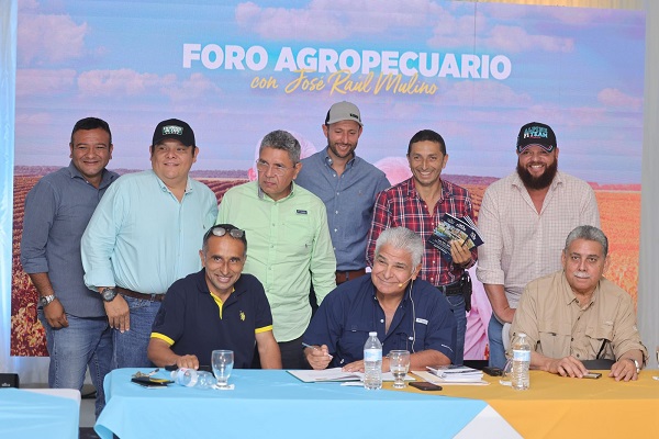 Momento en que el candidato presidencial de la Alianza para Salvar a Panamá firma el acuerdo con los productores agropecuarios. Foto: Cortesía RM