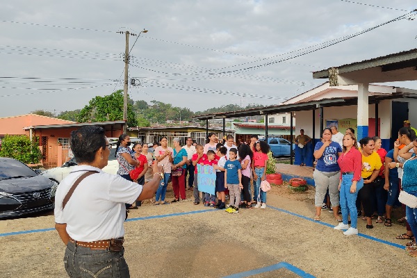 Los padres de familia le han solicitado al Meduca la construcción de una cerca para la escuela, la cual tiene 30 años de haberse construido. Foto. Eric Montenegro