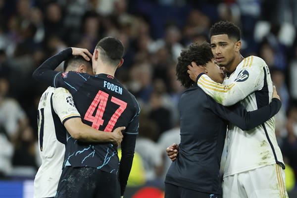 Jugadores del Real Madrid y del Manchester City se saludan luego del partido de cuarto de final de la Champions. Foto: EFE