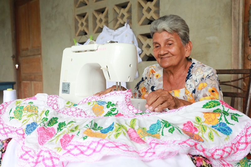 Es una de las pocas mujeres en su pueblo que diseña la pollera de gala, la montuna santeña y la pollera blanca de lujo, entre otras. Foto: Cortesía Mides