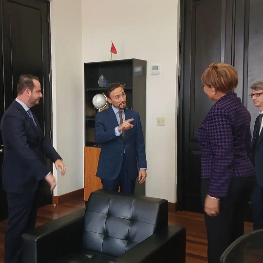 La delegación que acudió a la Gobernación, estuvo encabezada por el embajador de España,Guzmán Palacios. Foto: Diomedes Sánchez