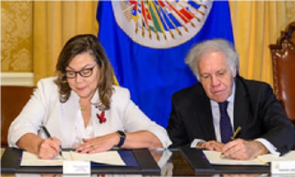 María Roquebert y Luis Almagro, firman el acuerdo para la misión de observadores que vendrán a las elecciones. Foto: Cortesía OEA