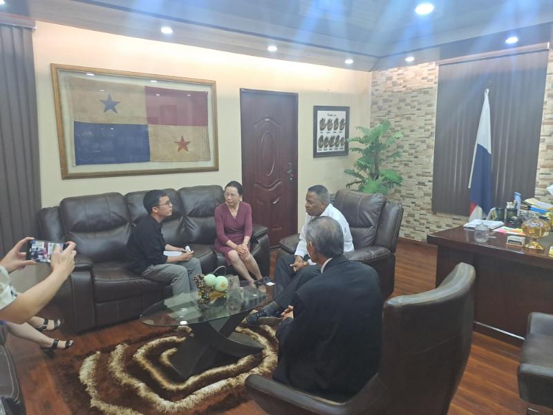  La diplomática china intercambió opiniones con los funcionarios del Municipio de Colón. Foto: Diomedes Sánchez