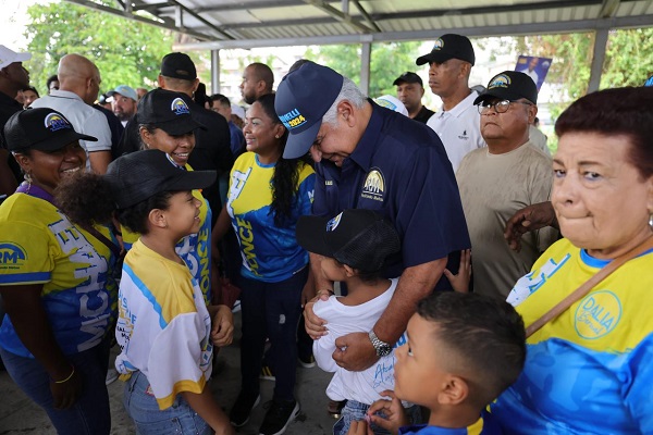Mulino abraza a niños durante su recorrido en San Miguelito. Foto: Cortesía RM