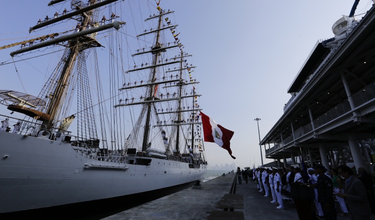 Buque escuela de la Armada Peruana (B.A.P.) 'Unión' este viernes al puerto de cruceros de Amador en Ciudad de Panamá.  EFE