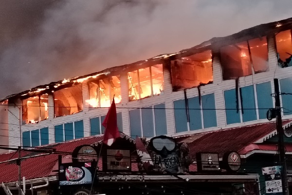 Fuego de gran magnitud en Calle Tercer Isla Colón. Foto. Sinaproc