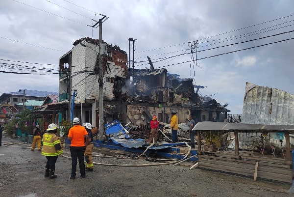 Más de 50 personas participaron en las labores de extinción del fuego en Calle Tercera de Isla Colón, Bocas del Toro. Foto. Cuerpo de Bomberos