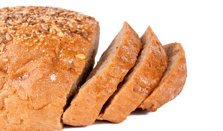 Hogaza y rodajas de pan integral que contienen gluten. EFE
