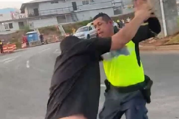 En las redes sociales se viralisó la pelea entre el taxista y el agente.  