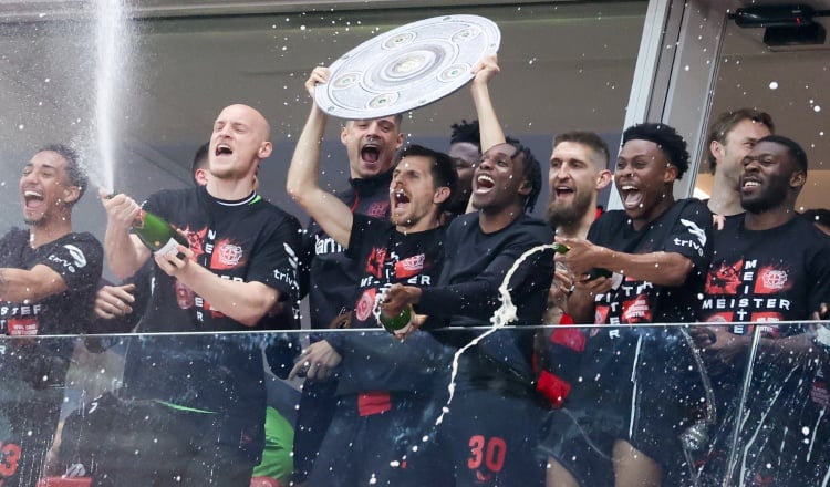 Jugadores del Leverkusen celebran su título en la Bundesliga. Foto: EFE
