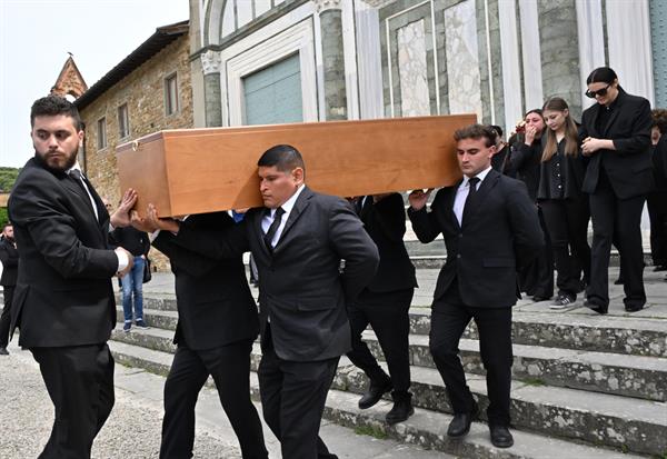Personas llevan el ataúd durante el funeral del diseñador italiano Roberto Cavalli, Florencia, Italia, 15 de abril de 2024. Foto: EFE