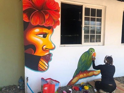 Artistas plásticos santeños y otros de varias provincias del país, se reunieron para crear vistosos murales. Foto: Thays Domínguez