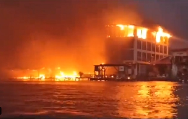 El incendio consumió por completo varios  locales de Isla Colón. 