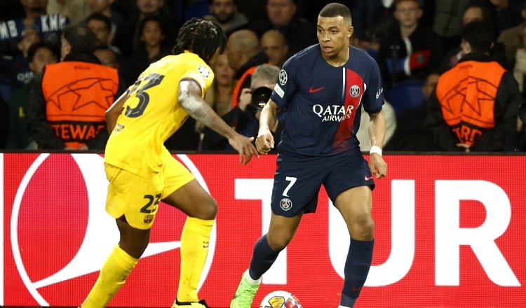 Mbappé del PSG (der.)  es marcador por Jules Kounde del Barcelona durante el juego de ida de los cuartos de final de la Champions. Foto: EFE