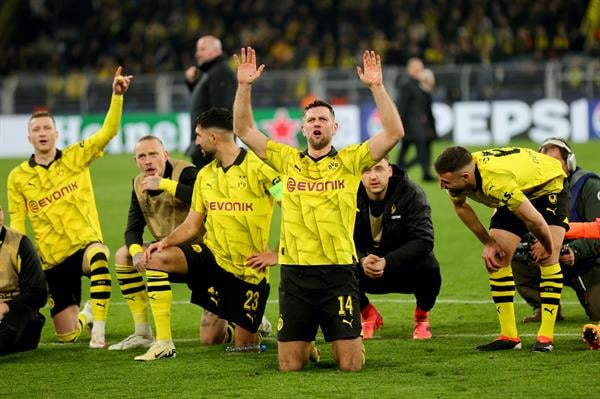 El Borussia Dortmund festeja su clasificación a la semifinal. Foto: EFE 