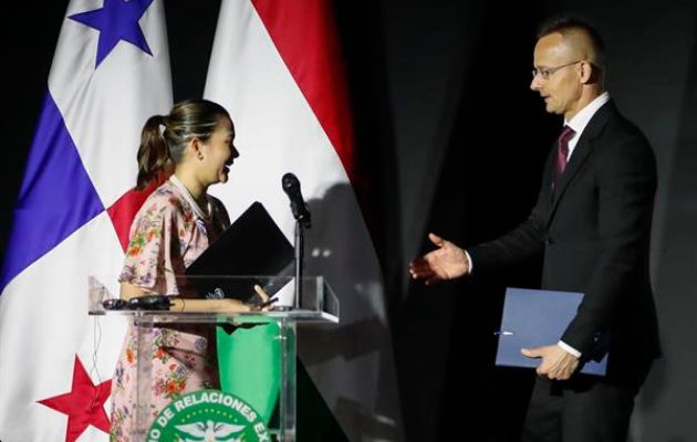 El canciller de Hungría, Péter Szijjártó, saluda a la canciller de Panamá, Janaina Tewaney Mencomo. Foto: EFE